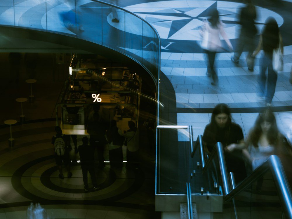Personas recorriendo un centro comercial de varios niveles