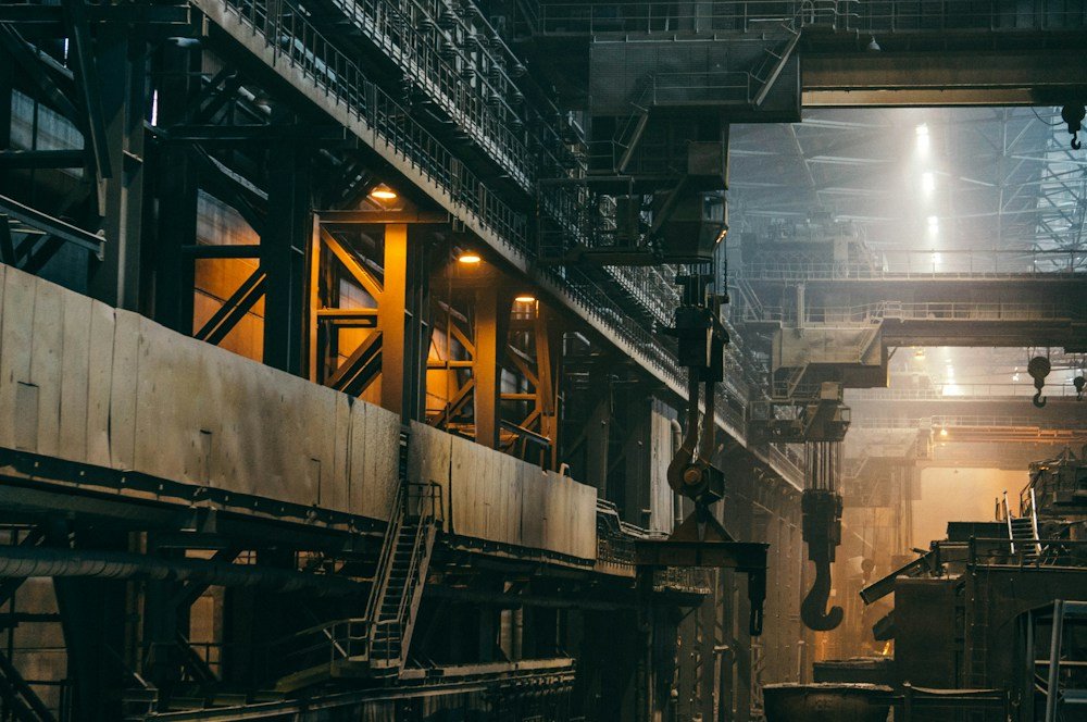 Estructura de acero y grúas puente dentro de una planta industrial